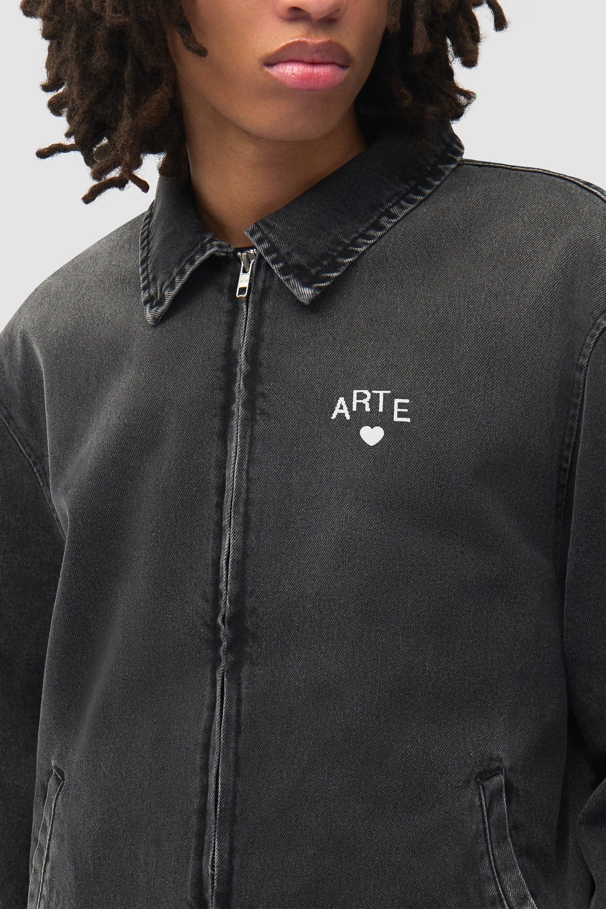 Arte Antwerp Jeansjacke Washed Denim Classic schwarz – Detail des gestickten Herzlogos