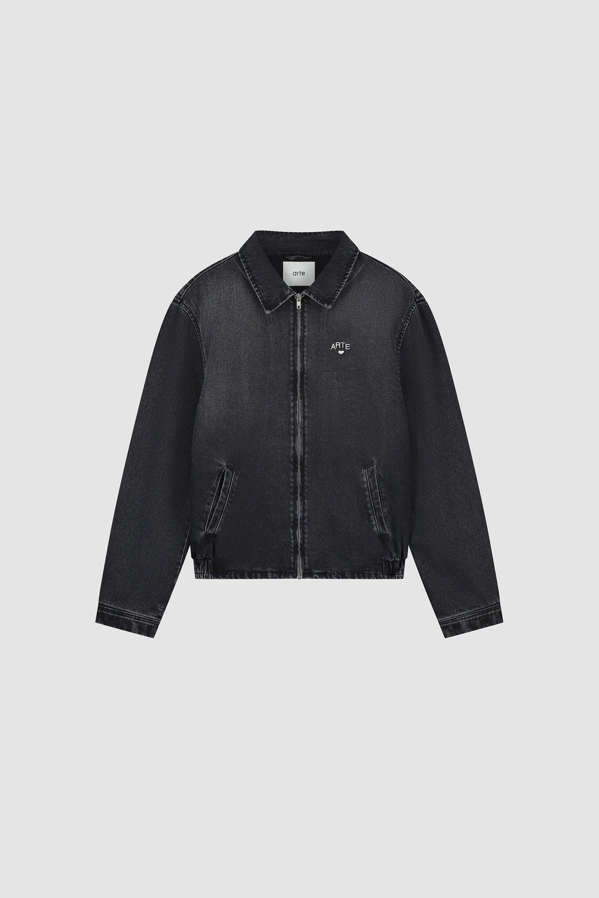 Arte Antwerp Jeansjacke Washed Denim Classic schwarz – Packshot Vorderseite auf grauem Hintergrund