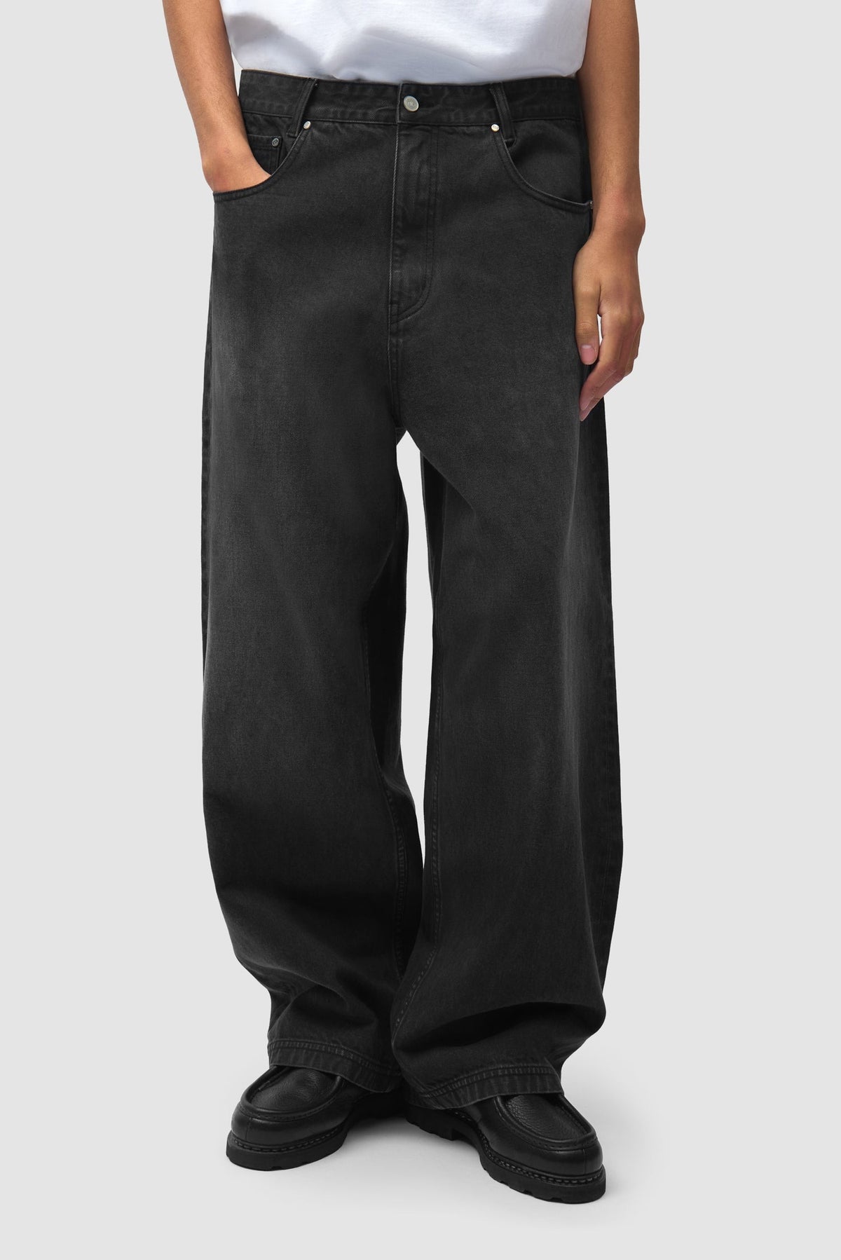 Arte Antwerp Jeans Washed Ease schwarz – getragen von vorne, Unterkörper