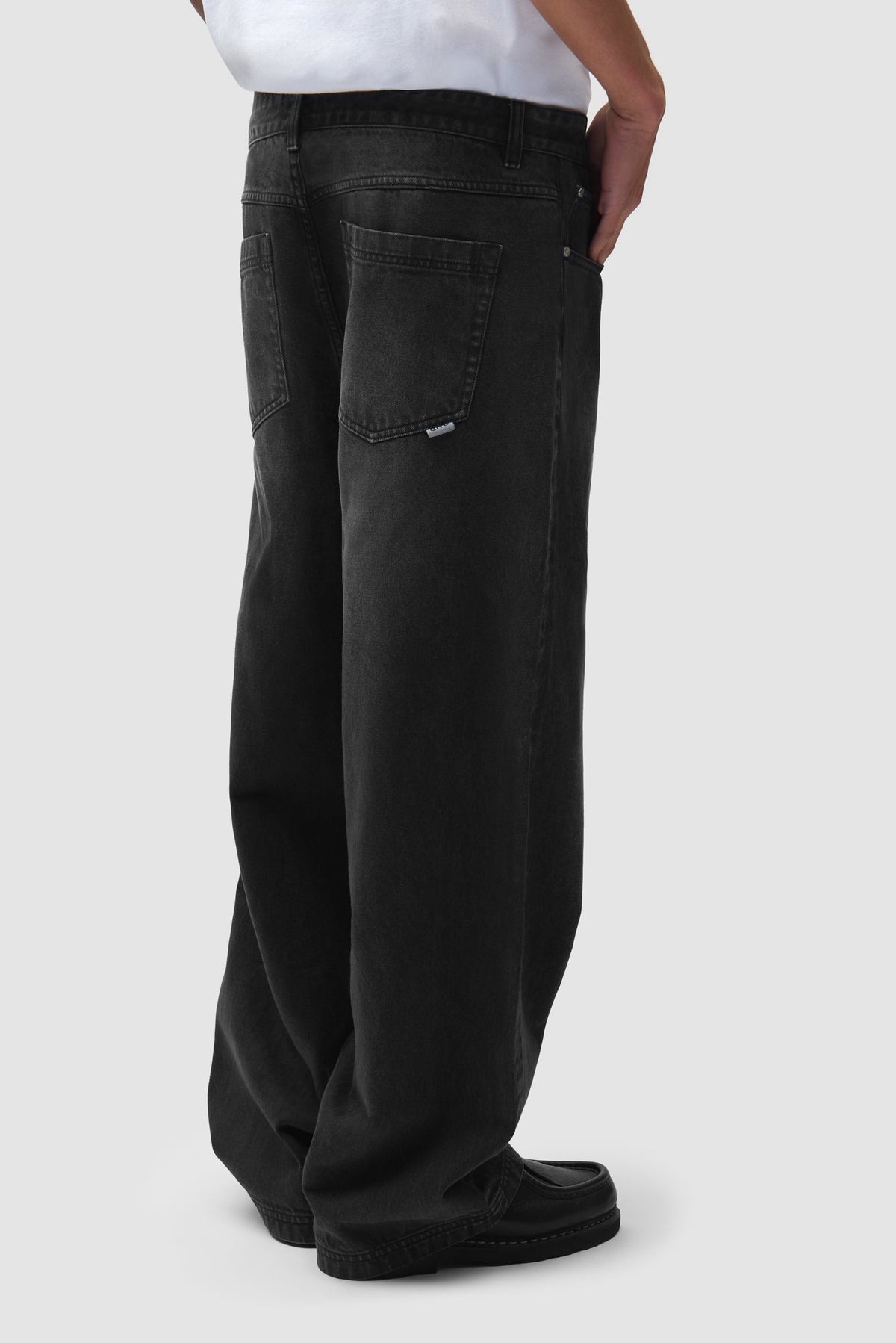 Arte Antwerp Jeans Washed Ease schwarz – getragen in Dreiviertelansicht, Unterkörper