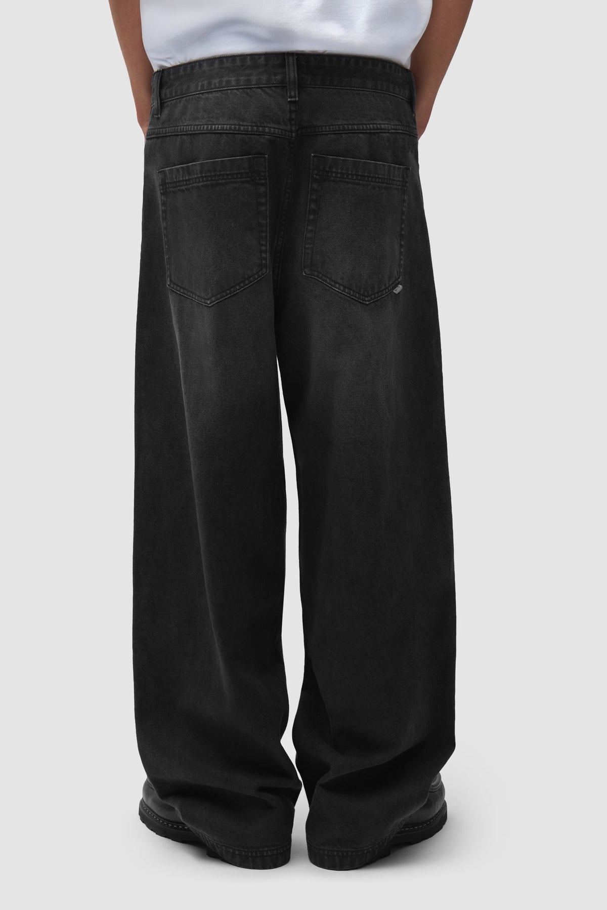 Arte Antwerp Jeans Washed Ease schwarz – getragen von hinten, Unterkörper