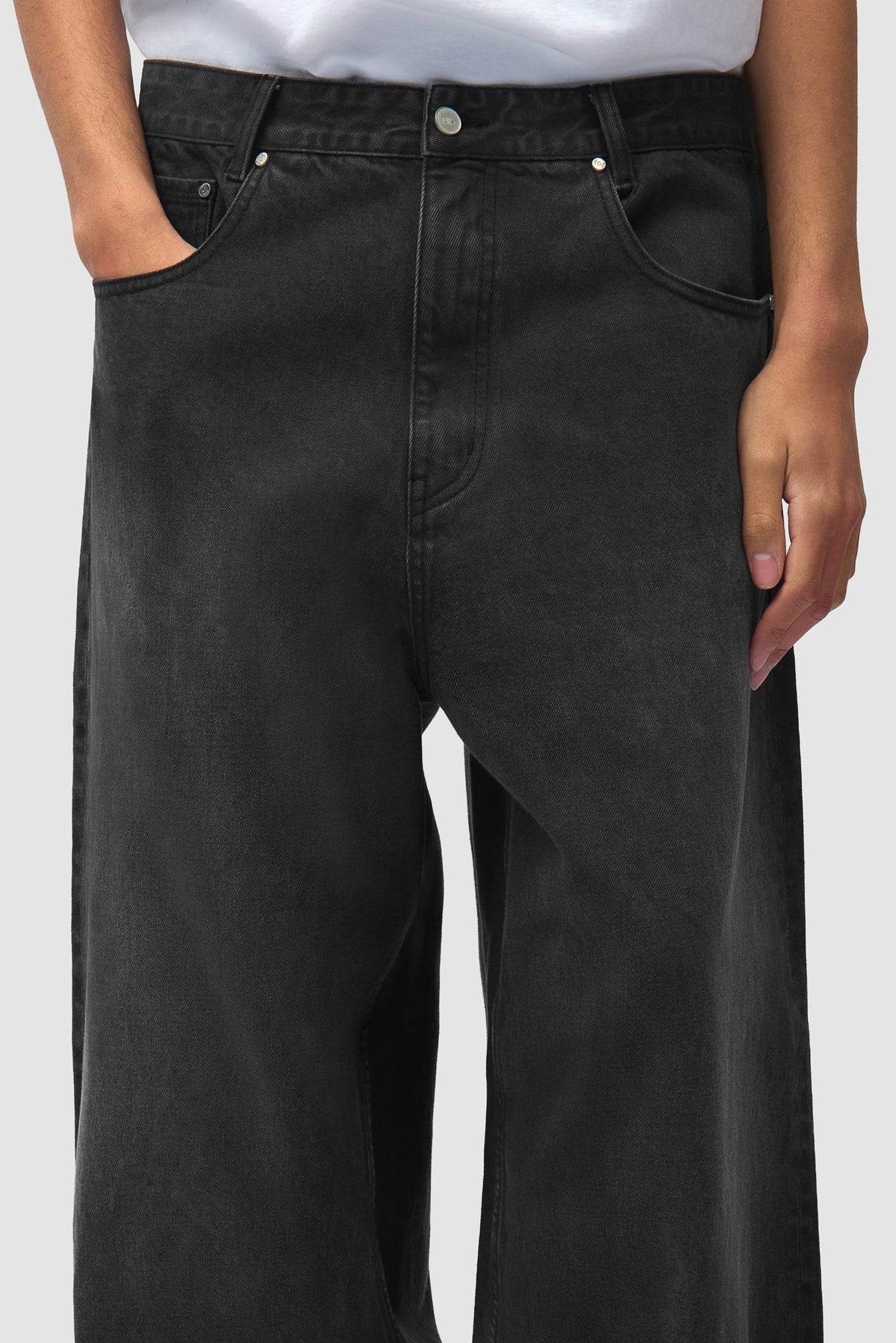 Arte Antwerp Jeans Washed Ease schwarz – Detail der verwaschenen Vorderseite