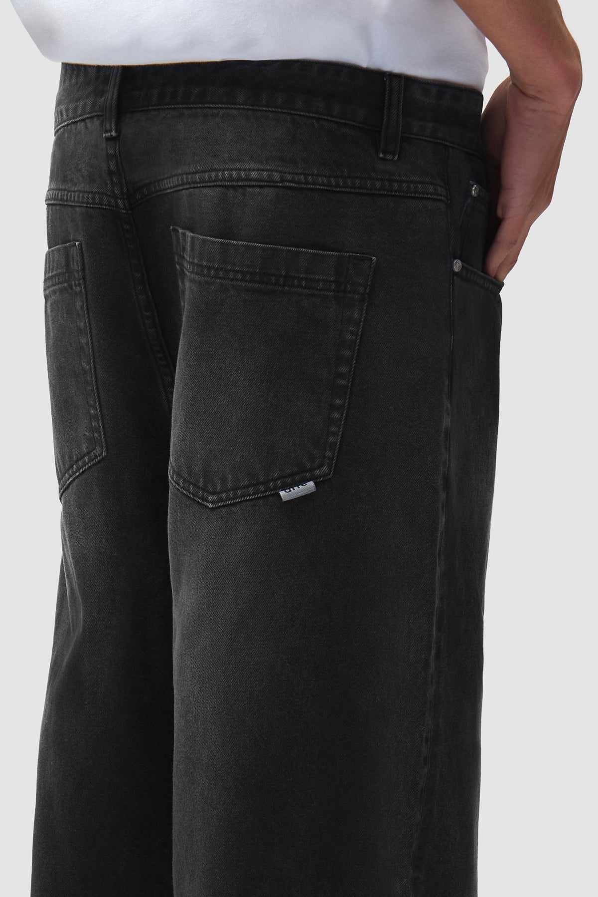 Arte Antwerp Jeans Washed Ease schwarz – Detail der Gesäßtasche und des Etiketts