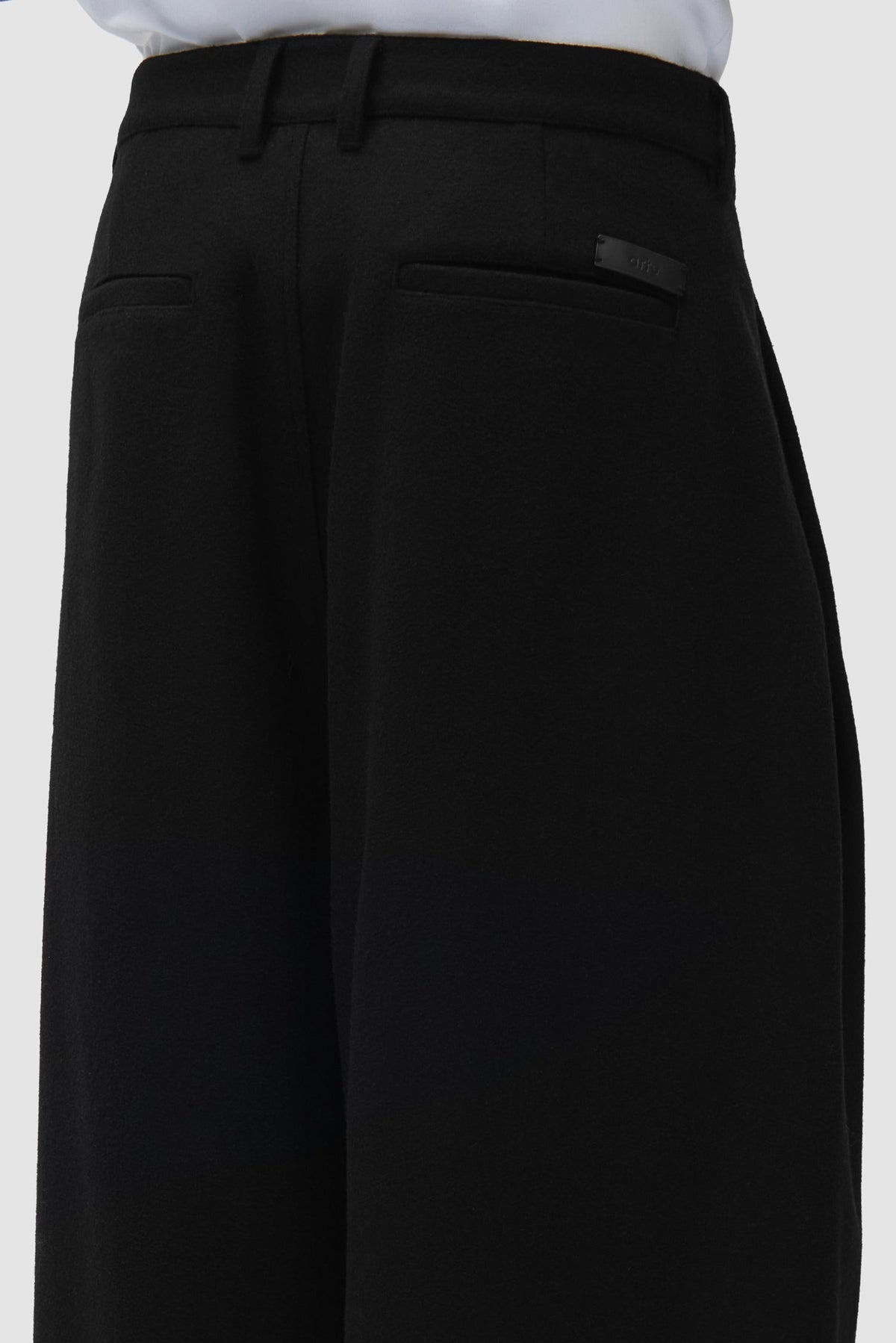 Arte Antwerp Pantalon Wool Pleated Gallery noir – détail du dos