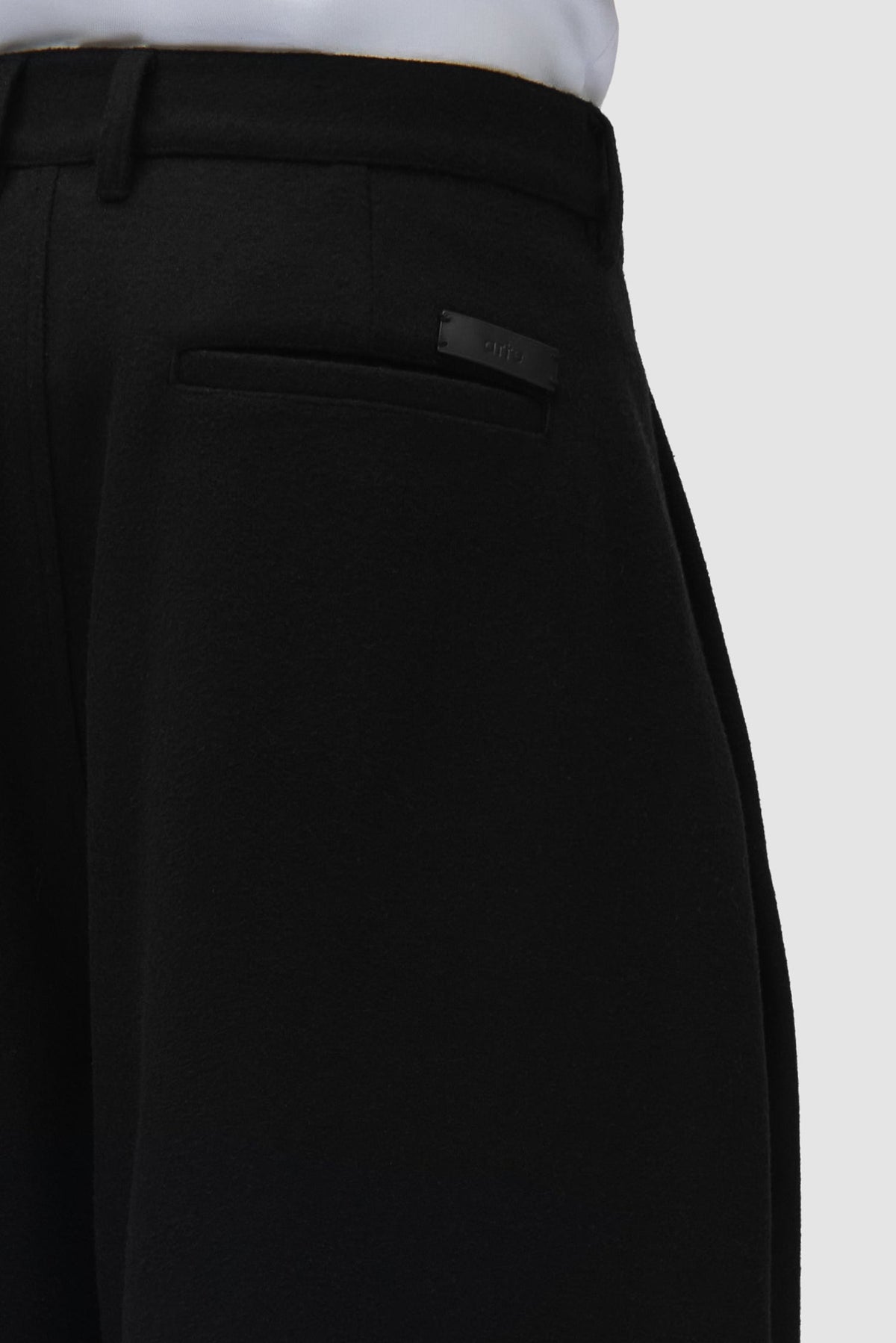 Arte Antwerp Pantalon Wool Pleated Gallery noir – détail de l’étiquette en cuir