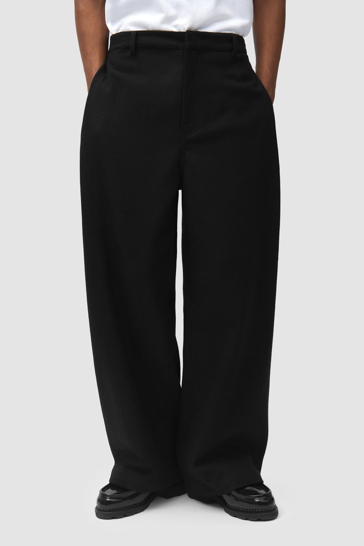 Arte Antwerp Pantalon Wool Pleated Gallery noir – porté de face, bas du corps