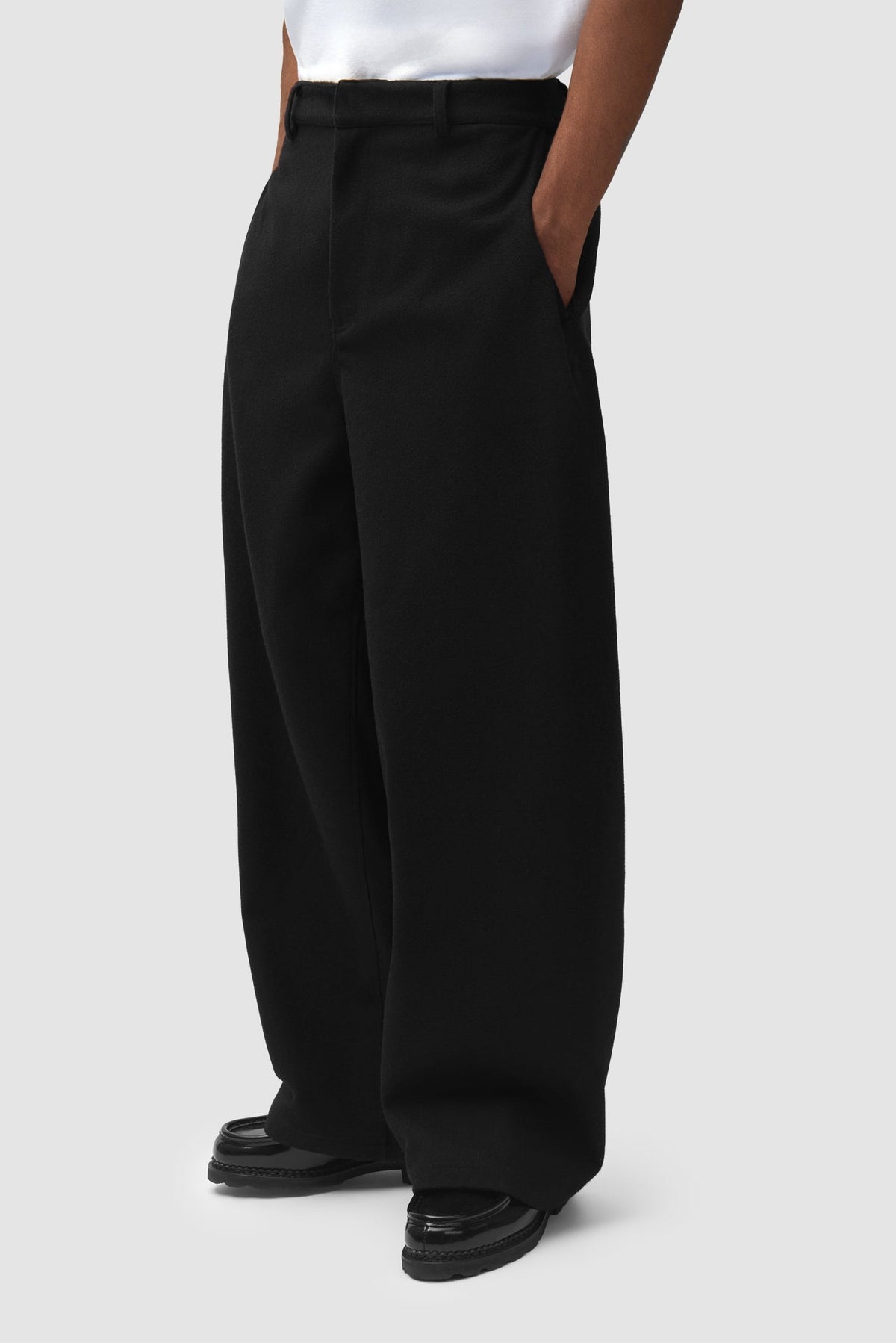 Arte Antwerp Pantalon Wool Pleated Gallery noir – porté de trois-quarts, bas du corps