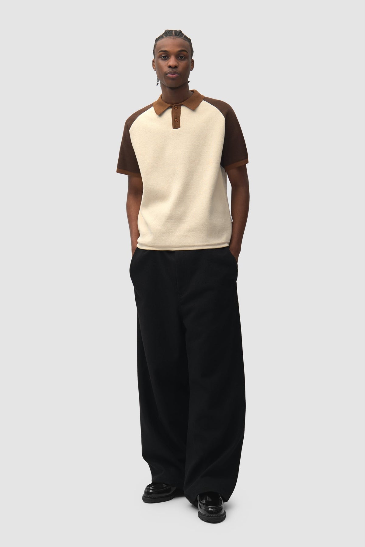 Arte Antwerp Pantalon Wool Pleated Gallery noir – porté de face, en pied