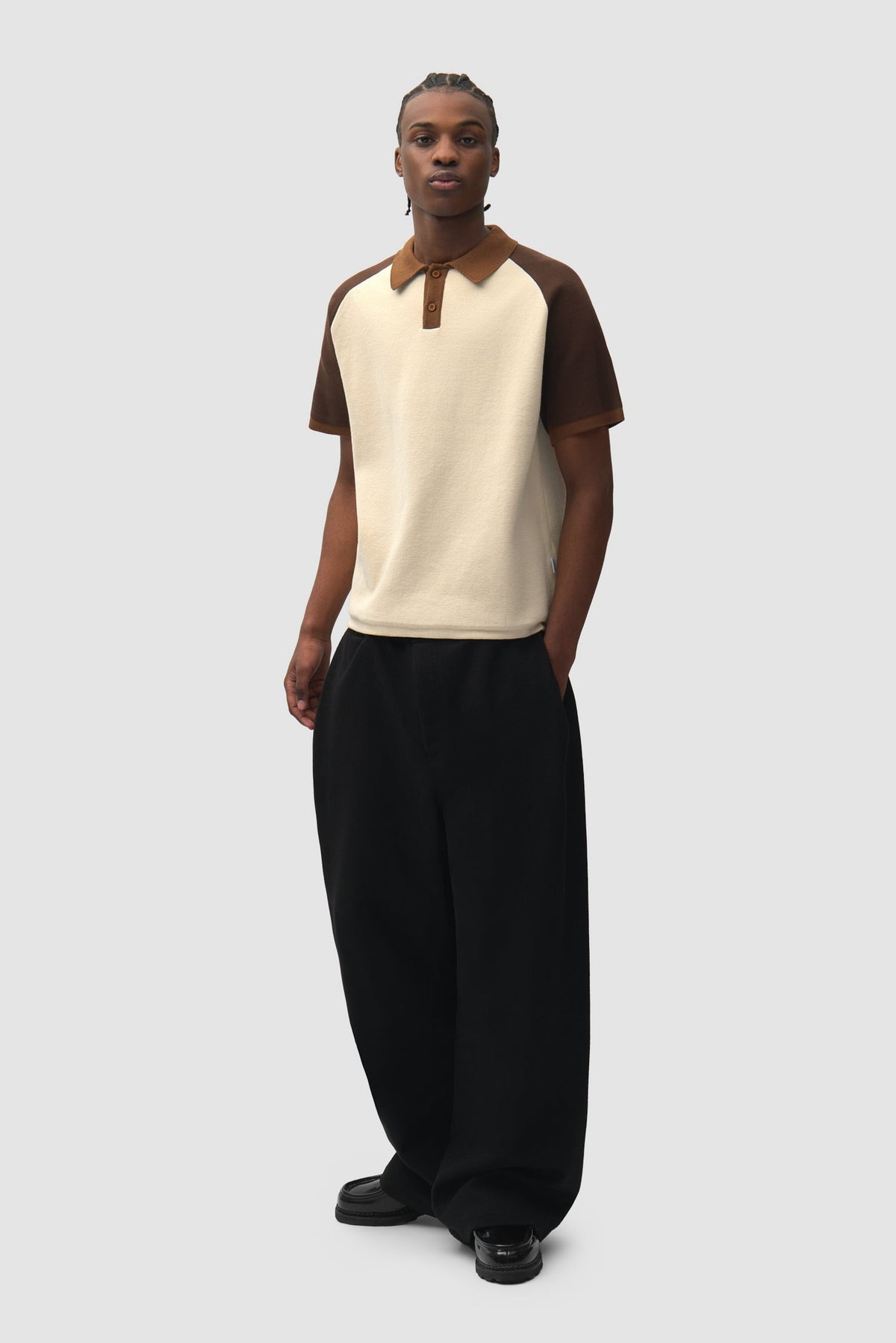 Arte Antwerp Pantalon Wool Pleated Gallery noir – porté de trois-quarts, en pied