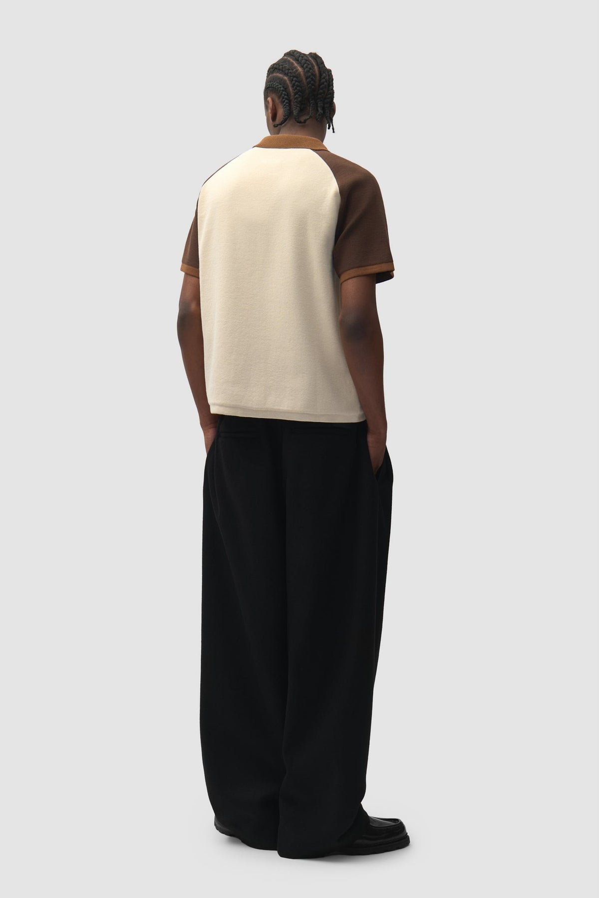 Arte Antwerp Pantalon Wool Pleated Gallery noir – porté de dos, en pied