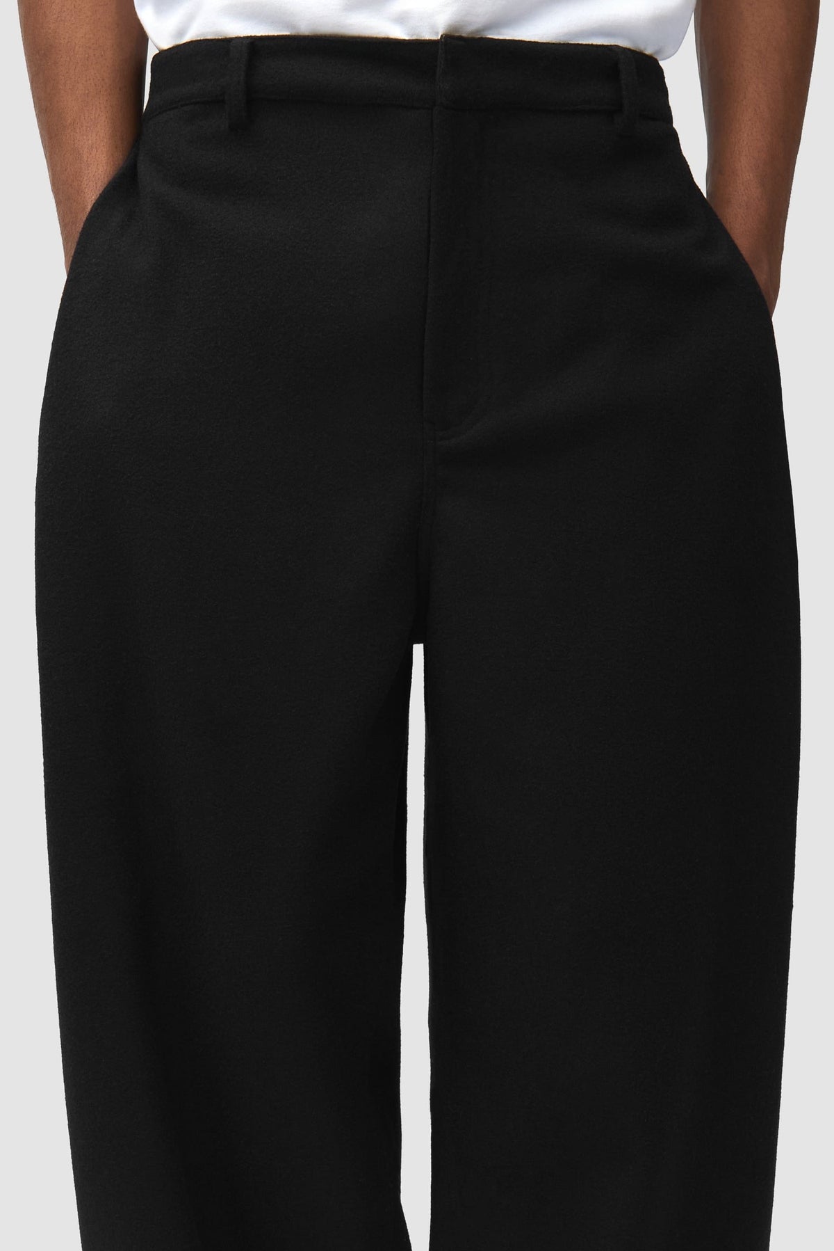 Arte Antwerp Pantalon Wool Pleated Gallery noir – détail des pinces