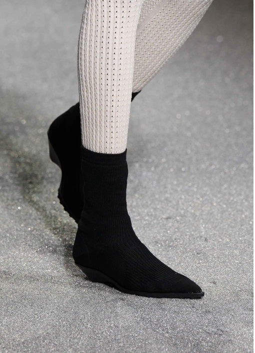 Camper × Issey Miyake Anna — bottine noire portée au défilé Issey Miyake Automne-Hiver 2026/27