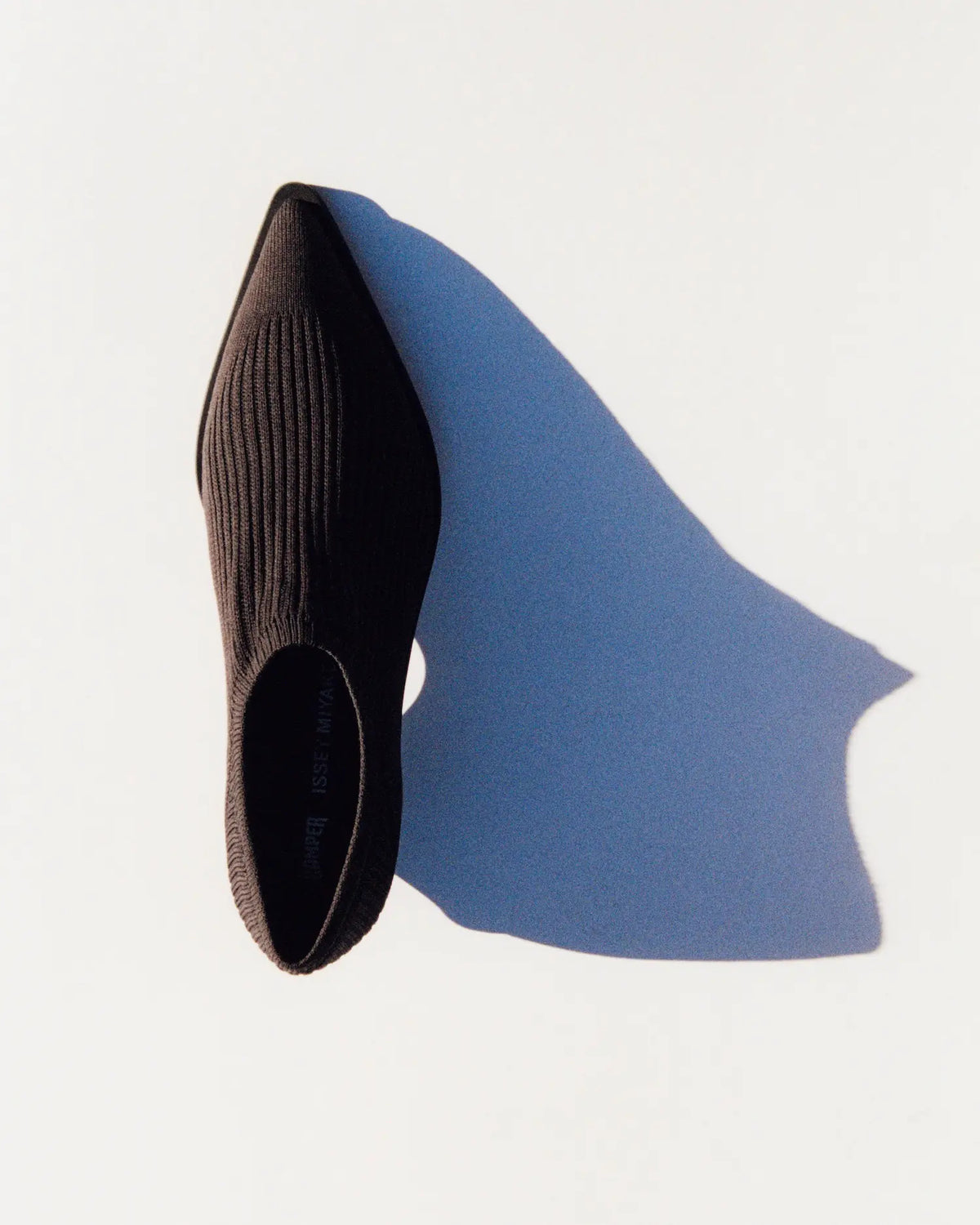 Camper × Issey Miyake Anna — bottine en maille noire et son ombre bleue, campagne