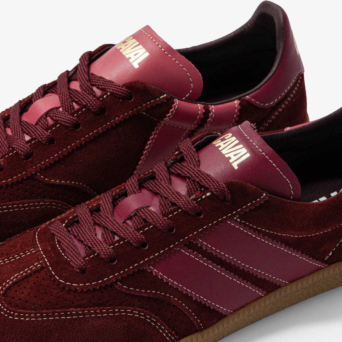 Caval – Baskets Pulse – Burgundy Crush, détail du laçage et des bandes