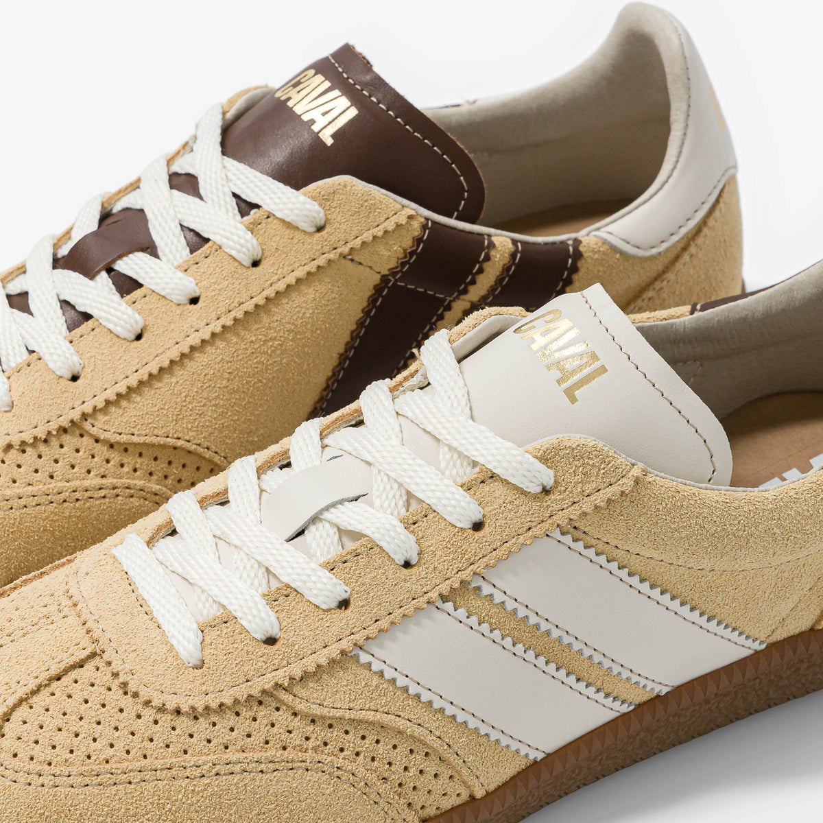 Caval – Baskets Pulse – Mocha Dune, détail du laçage et des bandes