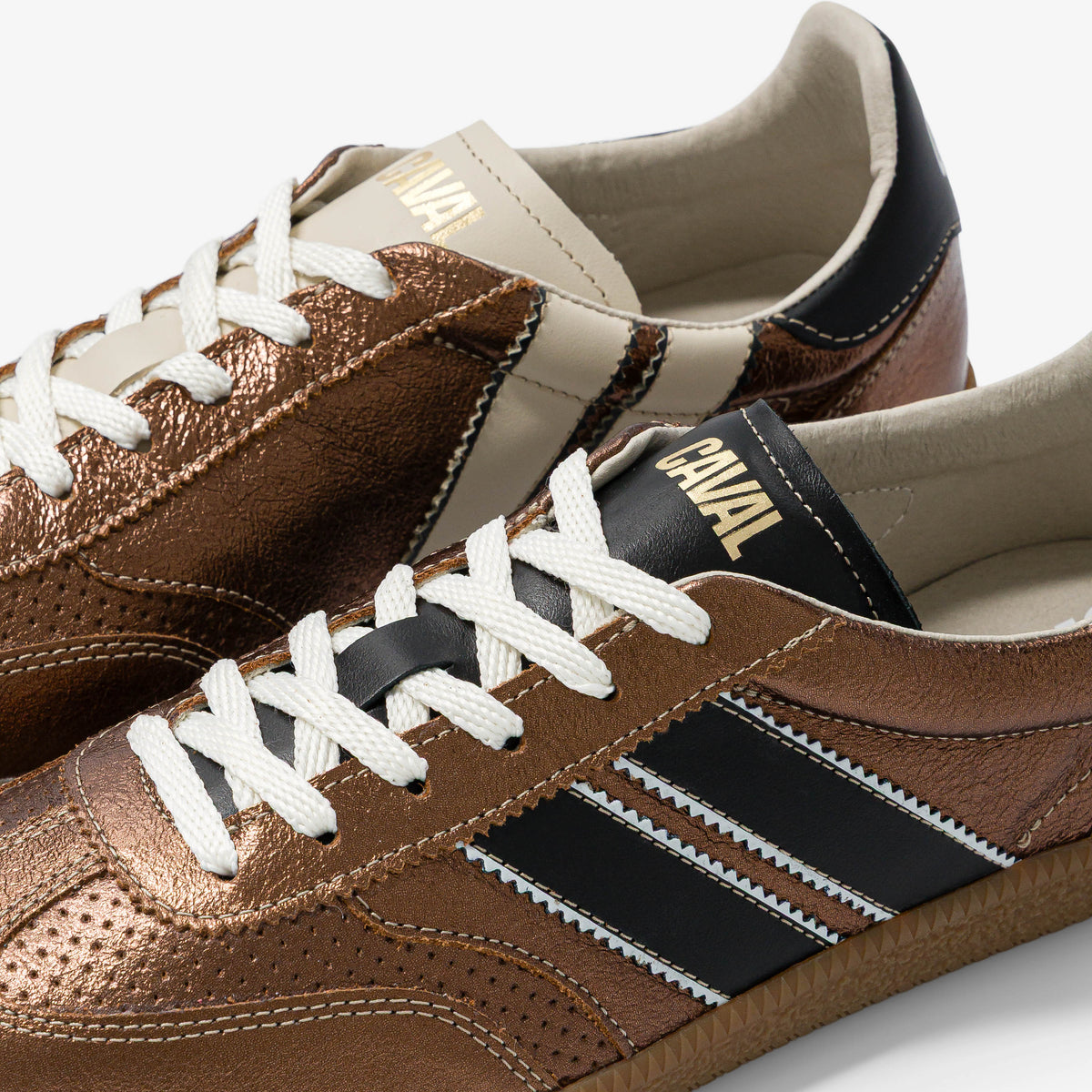 Caval – Baskets Pulse – Sun Dance, détail du laçage et des bandes