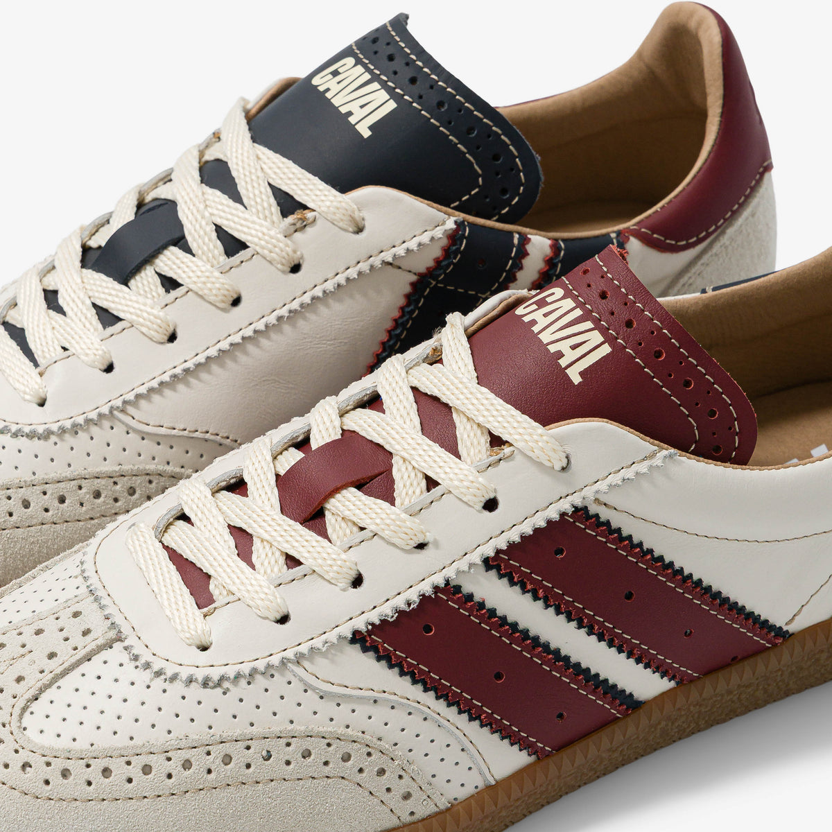 Caval – Baskets Pulse – White Crocket, détail du laçage et des bandes