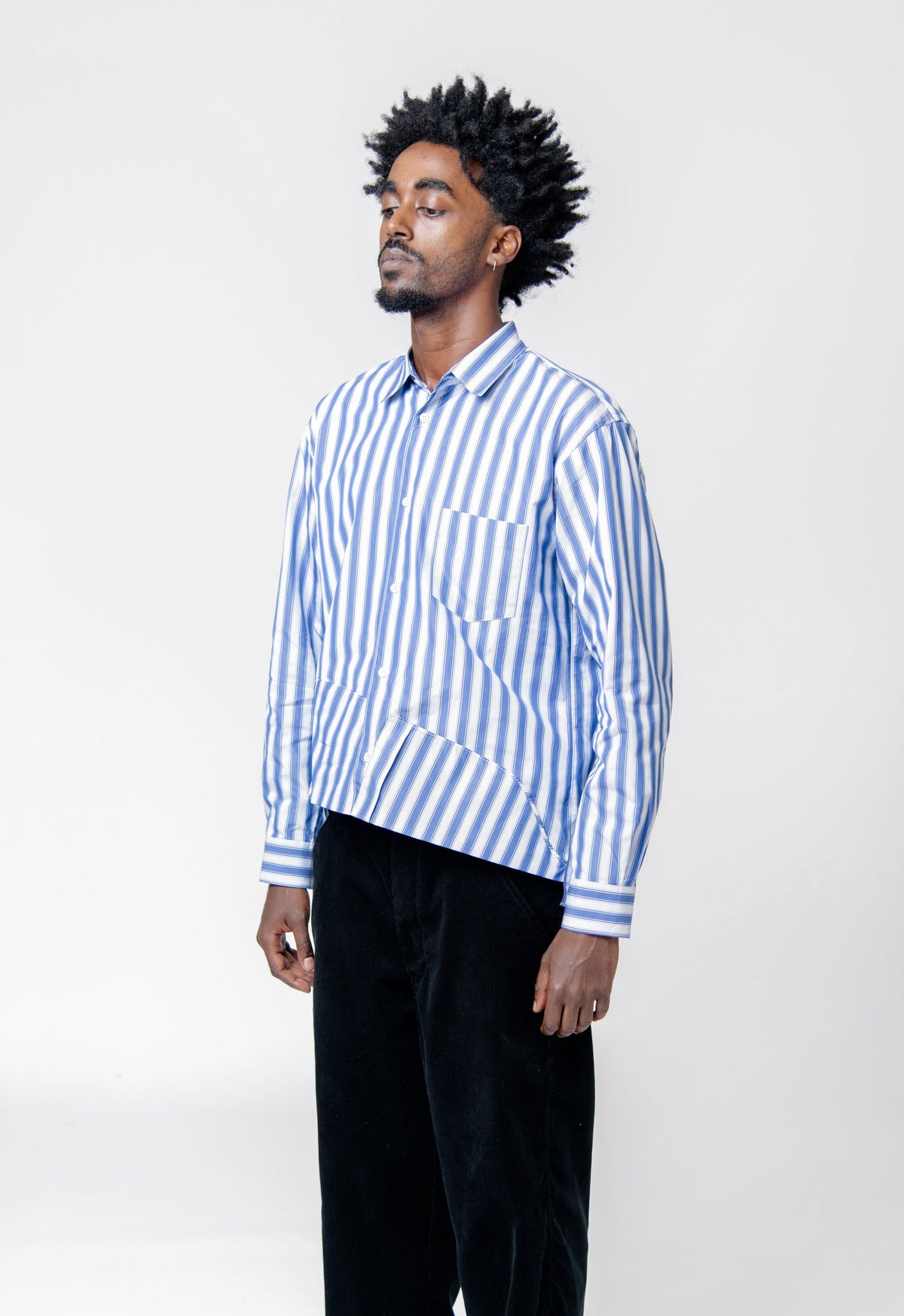Comme des Garçons SHIRT - Folded Striped Shirt FN-B030-W24 - Blue, portée, vue de profil