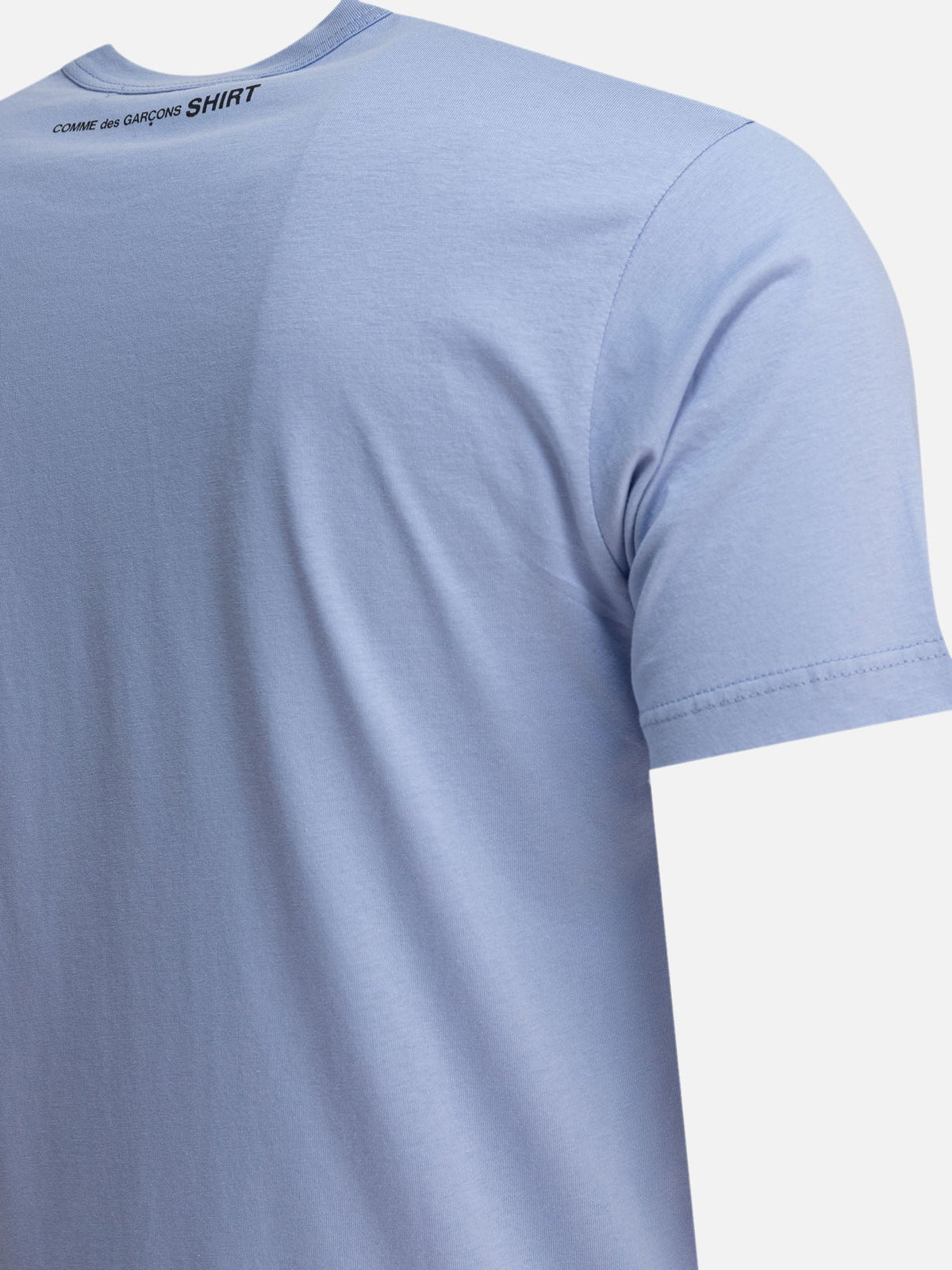 Comme Des Garçons SHIRT – Logo T-shirt FO-T024 – Light blue, detail of the logo at the back of the neck