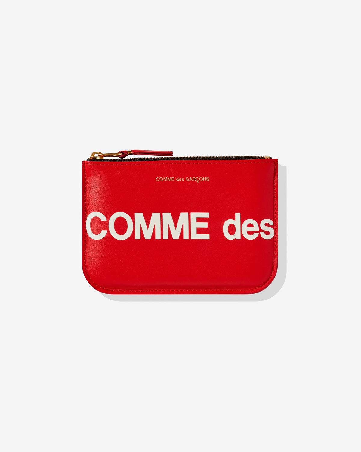 Comme Des Garçons Wallet – Pochette Huge Logo SA8100HL – Rouge, vue de face, lettrage « COMME des »