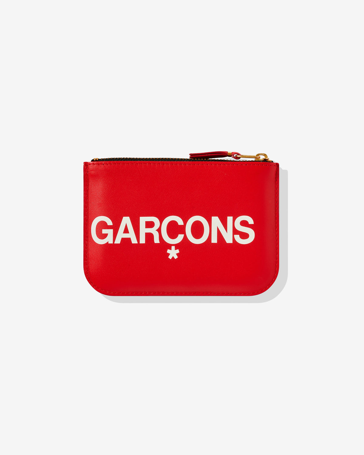 Comme Des Garçons Wallet – Pochette Huge Logo SA8100HL – Rouge, vue de dos, lettrage « GARÇONS »