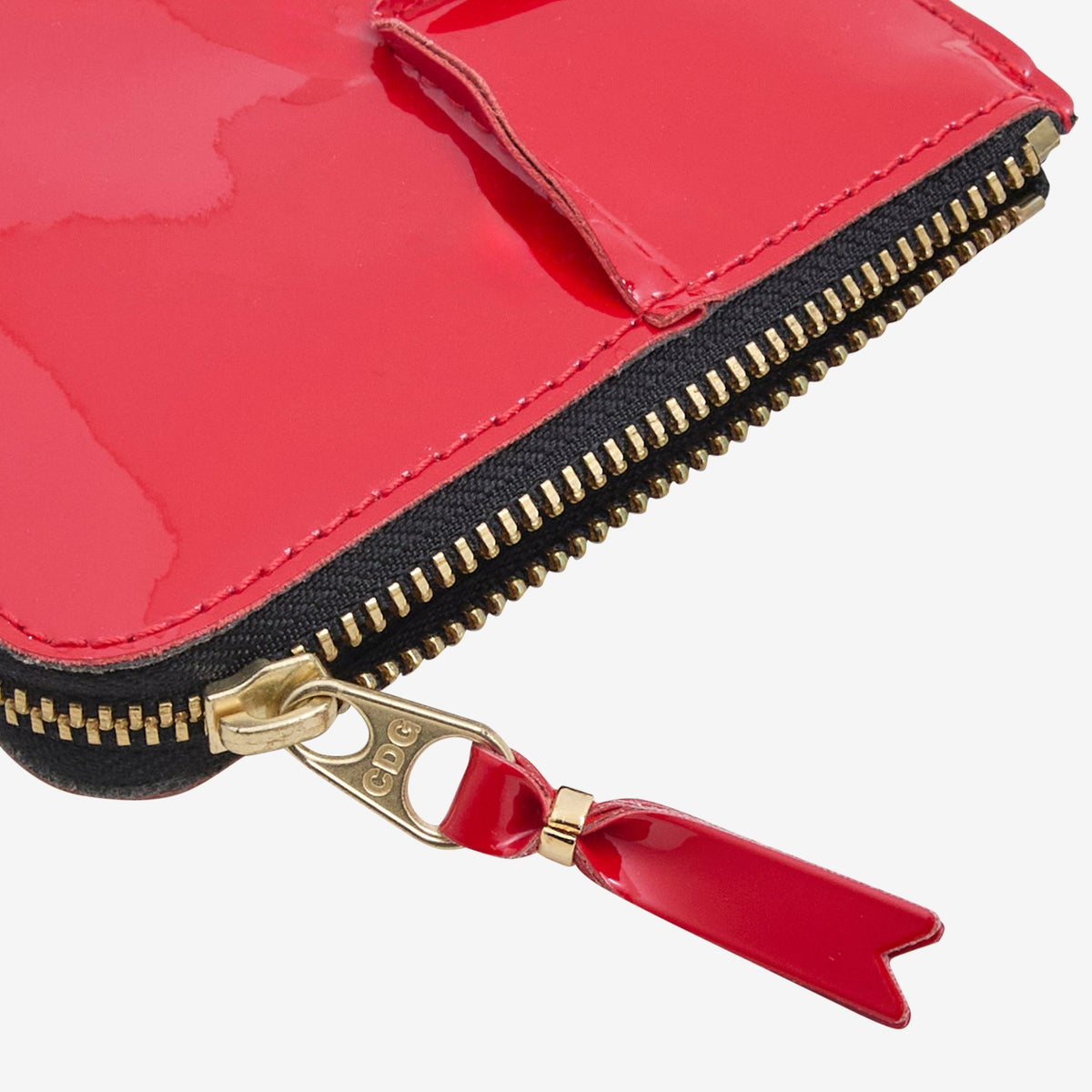 Comme Des Garçons WALLET - Porte Monnaie en Cuir Reversed Hem SA3100RH - Red, détail de la fermeture zippée