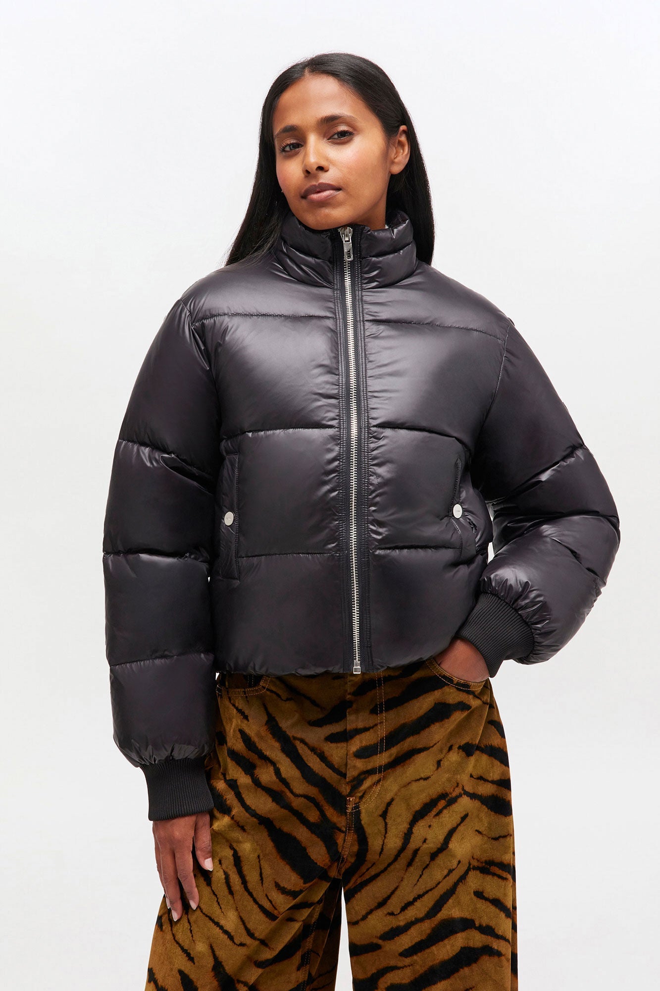 Ganni – Shiny Nylon Short Puffer Jacket – Black - Vestes et Manteaux - GANNI-W0957-99.0-36