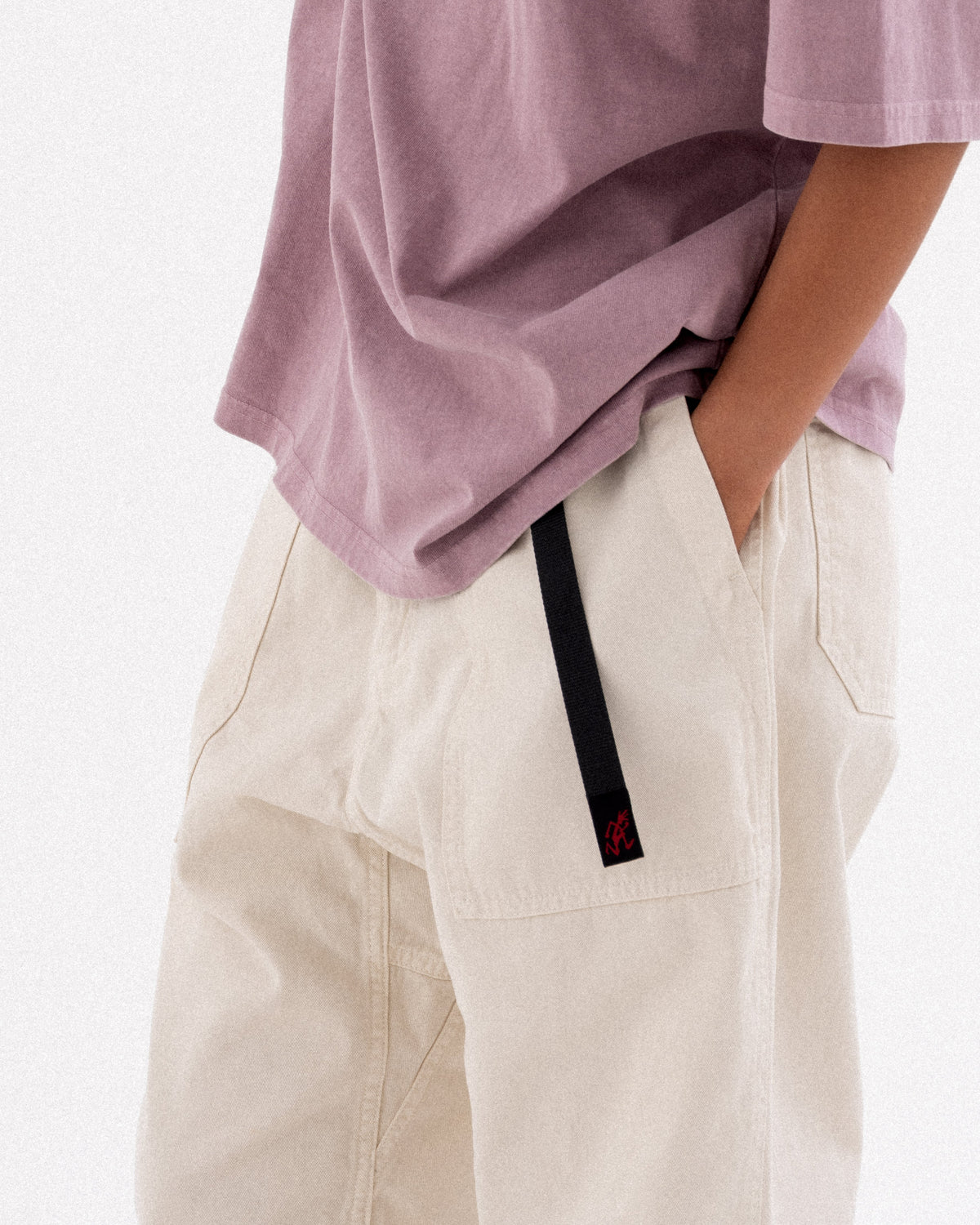 Lookbook Gramicci Fall 26 Classics — tee mauve et pantalon Gramicci écru, détail de la sangle