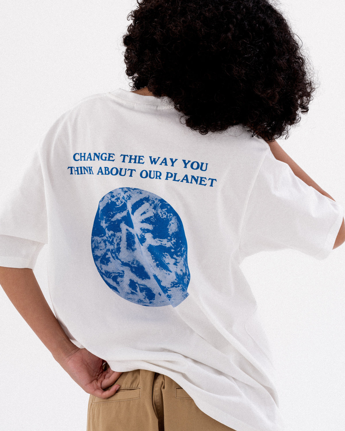 Lookbook Gramicci Fall 26 Classics — dos d’un t-shirt blanc imprimé terre bleue