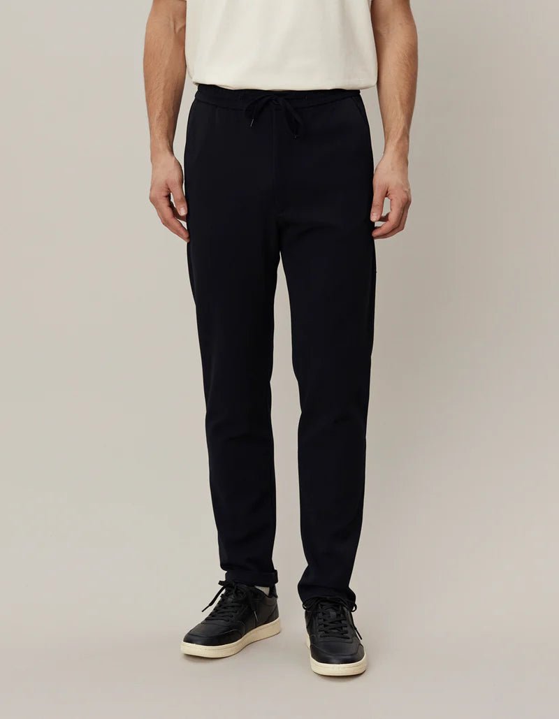 Les Deux - Como Tapered Drawstring Pants - Navy - Pantalons et Shorts - 