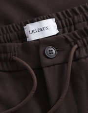 Les Deux - Como Tapered Drawstring Pants Seasonal - Coffee Brown - Pantalons et Shorts - LDM501101