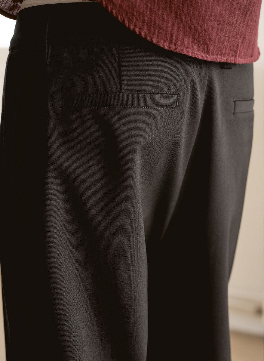 Maison Standards - Pantalon François Loose infroissable - Noir - Pantalons et Shorts - H123P026TIU27