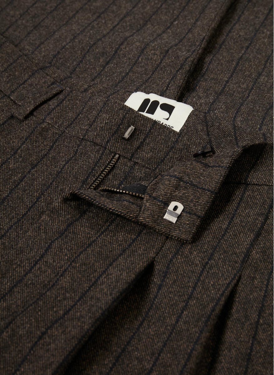 Maison Standards - Pantalon Saul Rayé 2 plis Unisexe - Marron foncé - Pantalons et Shorts - H225P040TIR28