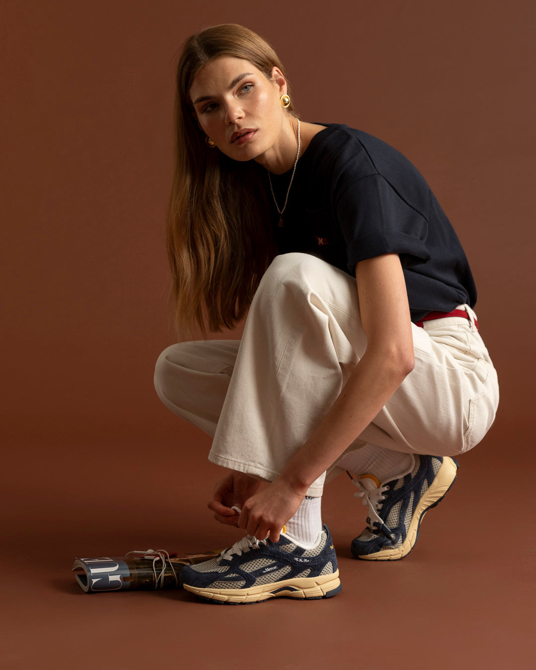 Mercer The Re-Run Americana Navy portée — femme accroupie, pantalon crème