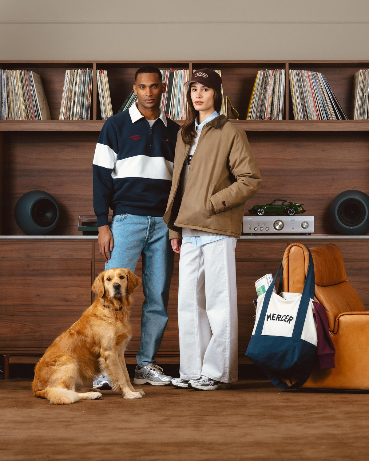 Campagne Mercer Automne-Hiver 2026 — duo et golden retriever dans le salon aux vinyles, tote Mercer