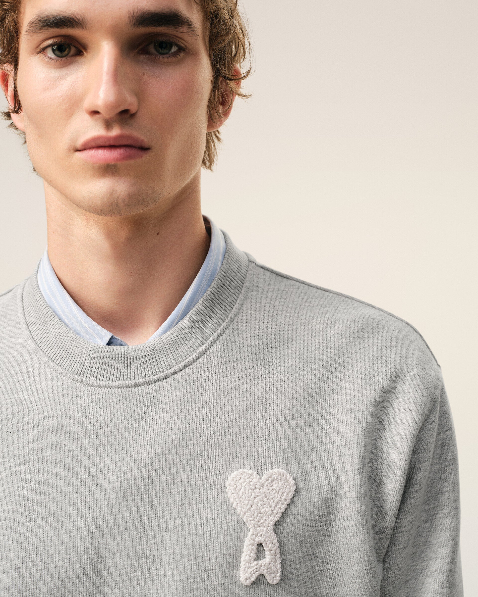 Ami Paris - Sweatshirt gris cendre avec Ami de coeur en crochet Blanc Crème
