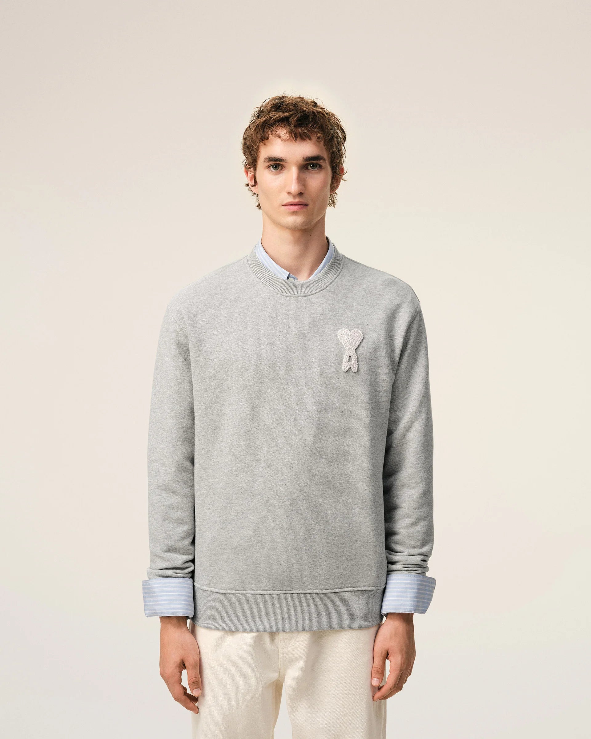 Ami Paris - Sweatshirt gris cendre avec Ami de coeur en crochet Blanc Crème