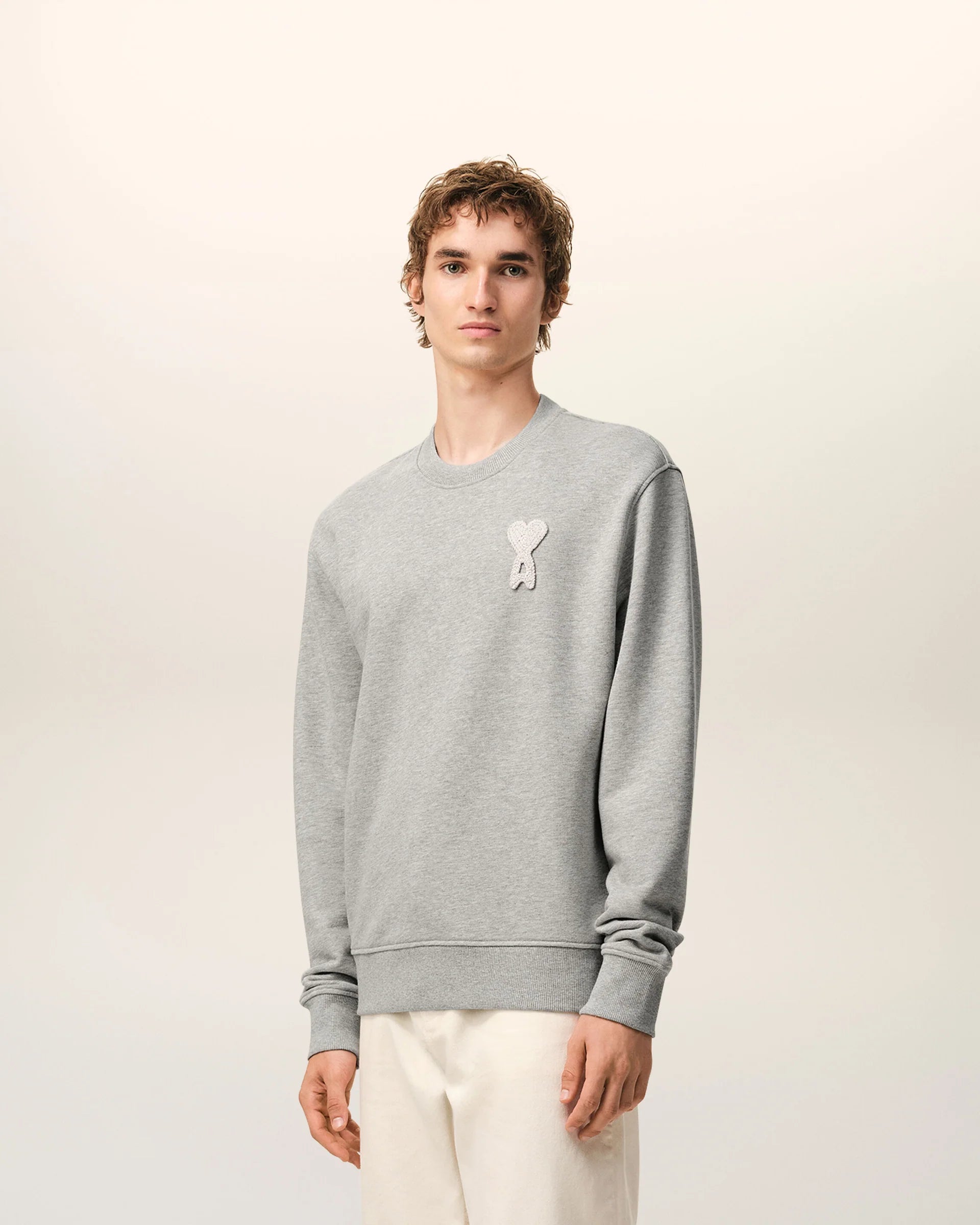 Ami Paris - Sweatshirt gris cendre avec Ami de coeur en crochet Blanc Crème