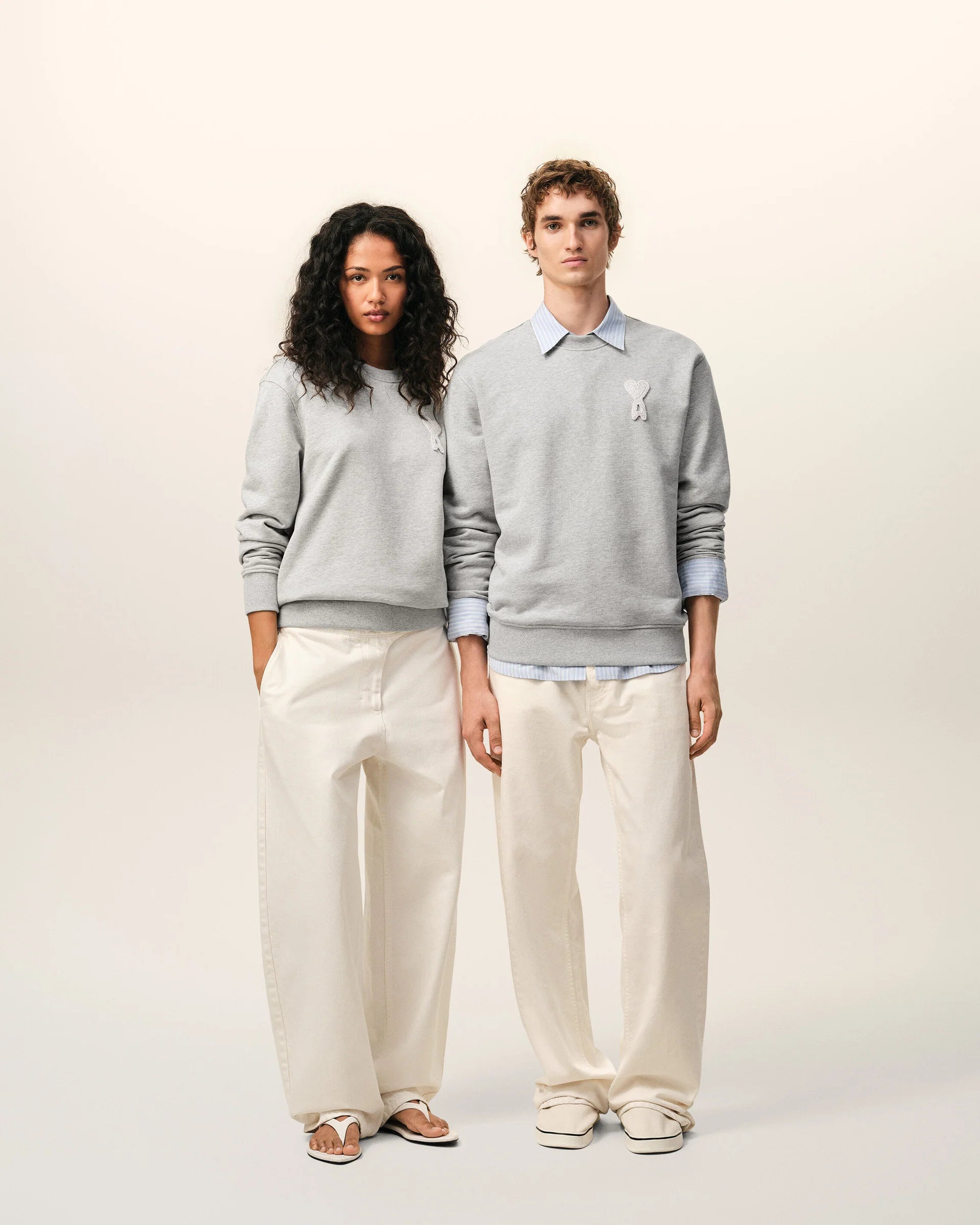 Ami Paris - Sweatshirt gris cendre avec Ami de coeur en crochet Blanc Crème