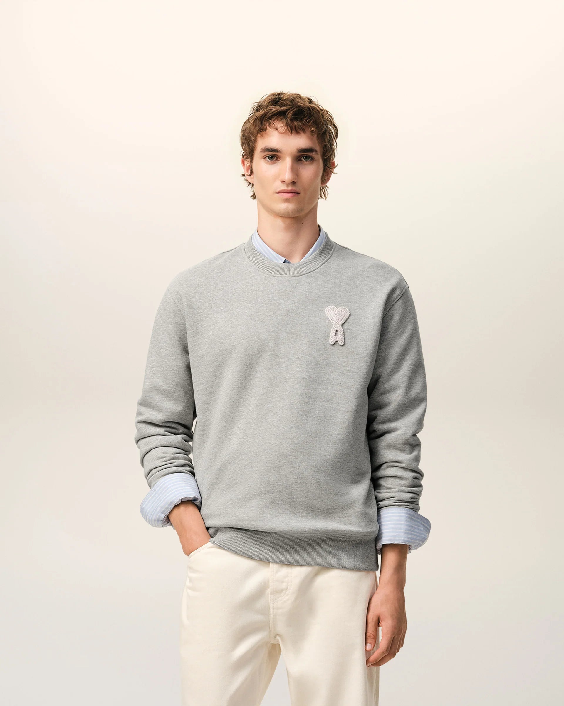 Ami Paris - Sweatshirt gris cendre avec Ami de coeur en crochet Blanc Crème