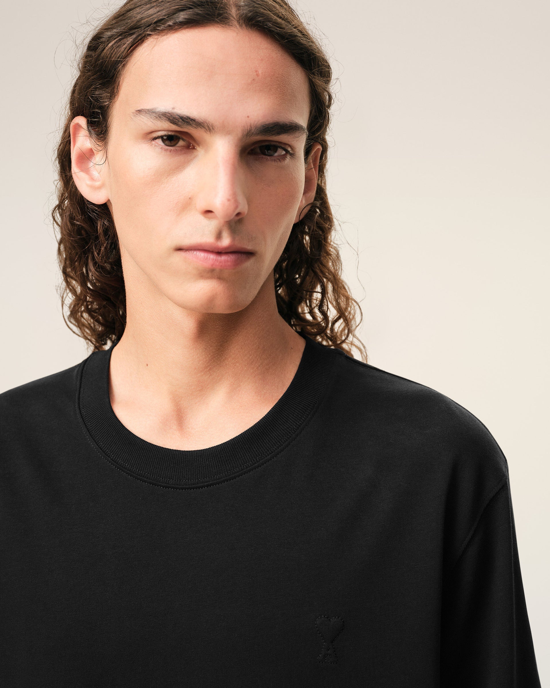 Ami Paris - T-shirt épais boxy avec Ami de coeur embossé - Noir