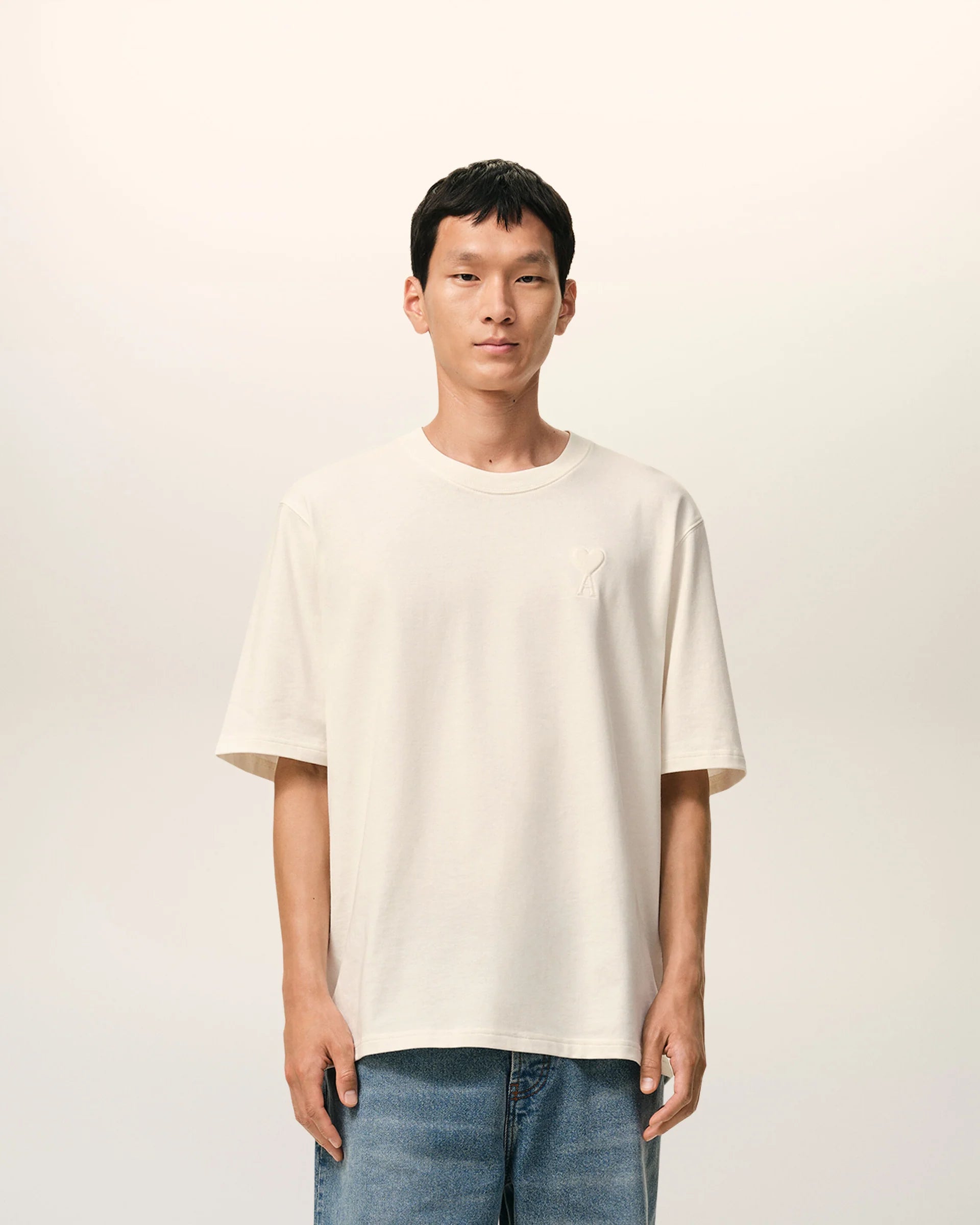 Ami Paris - T-shirt épais boxy avec Ami de coeur embossé - Blanc crème