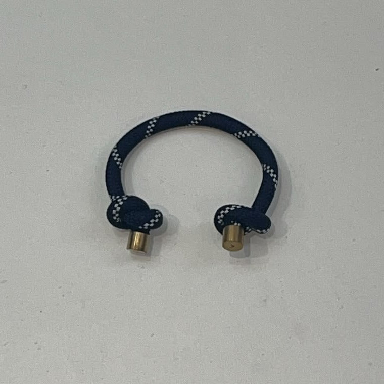 Topologie – Bracelet Camilla De Feo Rope Knot Cuff – Bleu marine, vue de dessus sur fond blanc