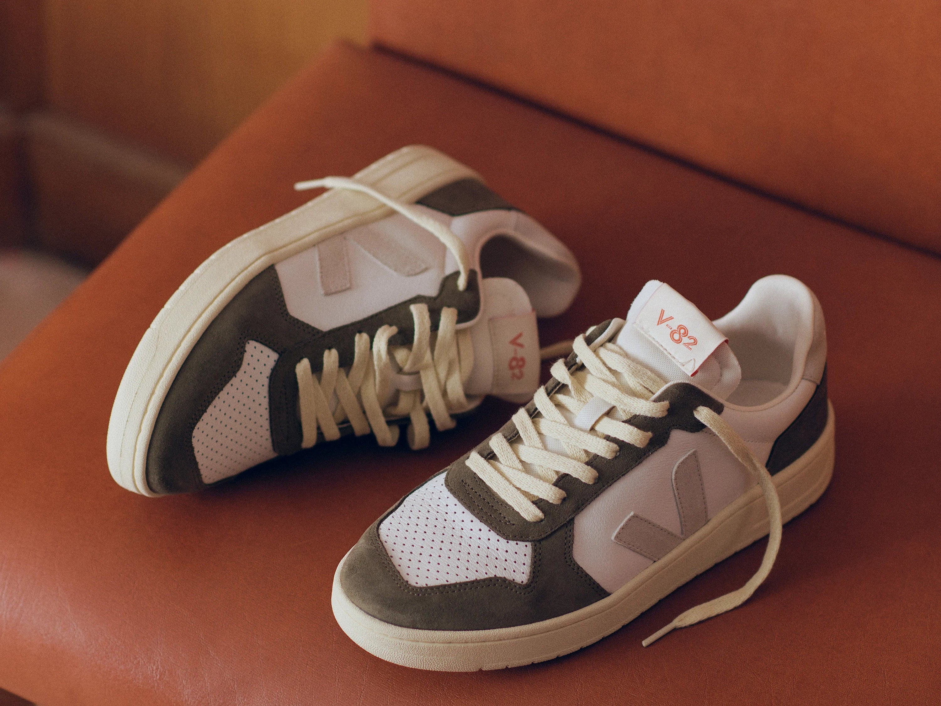 Veja - V - 82 Leather - White Natural Kaki - Chaussures - VE3320757B