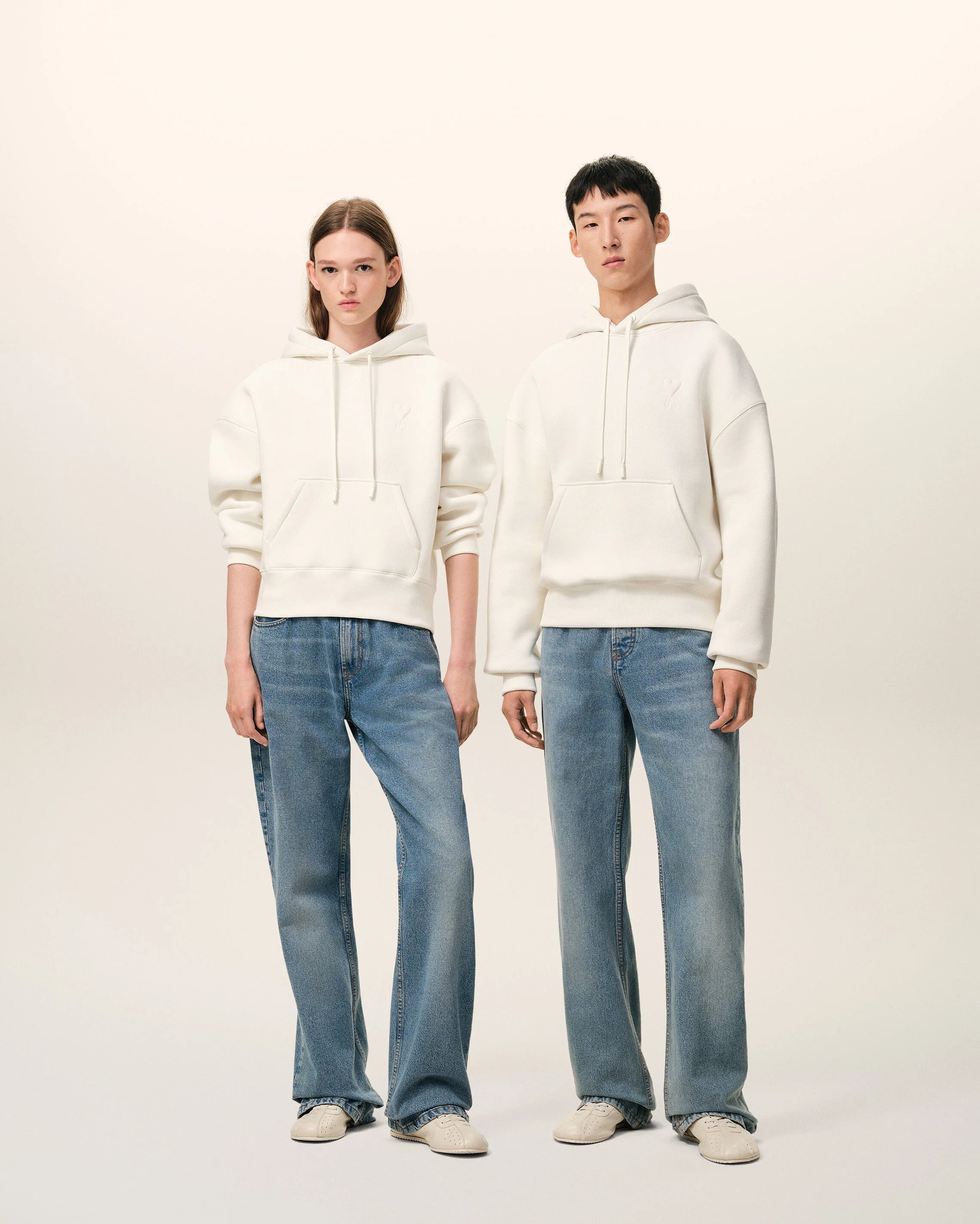 Ami Paris - Hoodie Ami de Coeur embossé ton sur ton - Blanc crème
