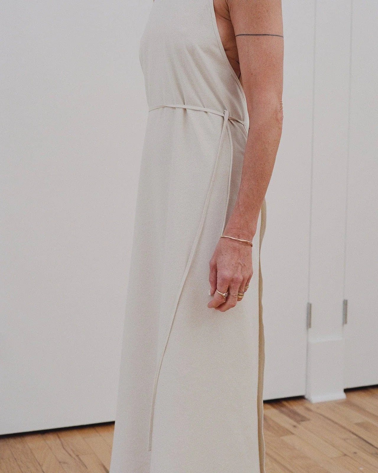 Baserange - Robe Apron en Soie Sauvage - Blanc cassé-Pulls et Sweats-DRAP-RS-000