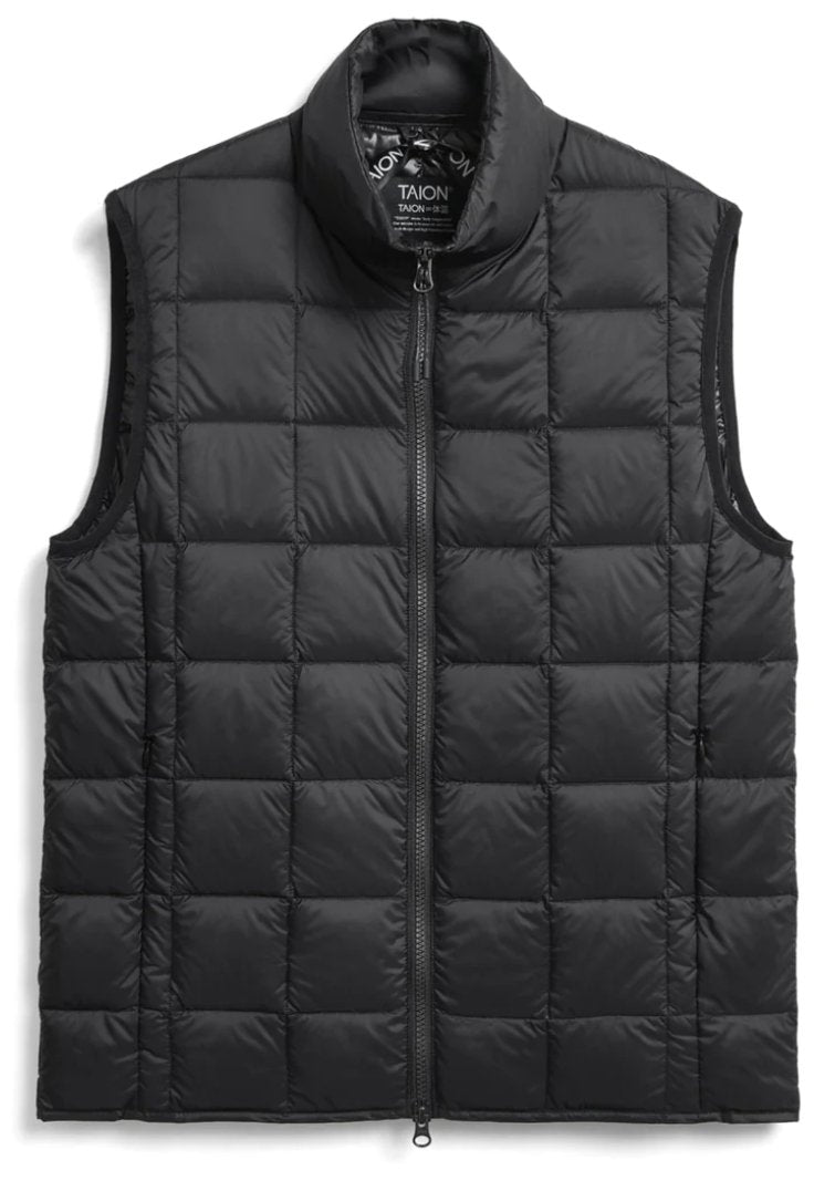 Taion - Zip Vest 002WZ - Black-Vestes et Manteaux-TAION-002WZTaion - Gilet Zippé Col Montant - Noir  Gilet avec col montant de la marque japonaise Taion  Design minimaliste et épuré qui va avec tout  Matière technique coupe vent et déperlante  Rembourrage en duvet léger qui tient très chaud  Col montant rembourré  Zip intégral ton sur ton  Deux poches latérales zippées  Matière: 100% nylon  Couleur noir Rembourrage: 95% duvet 5% plumes 